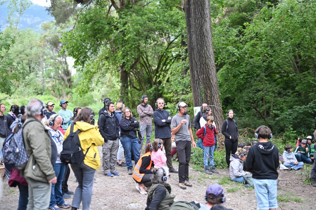 Gens avec un casque pour l'inauguration de la Fête de la Nature au Bois de Finges avec Le Chant des Lieux ©Jérôme Klotz