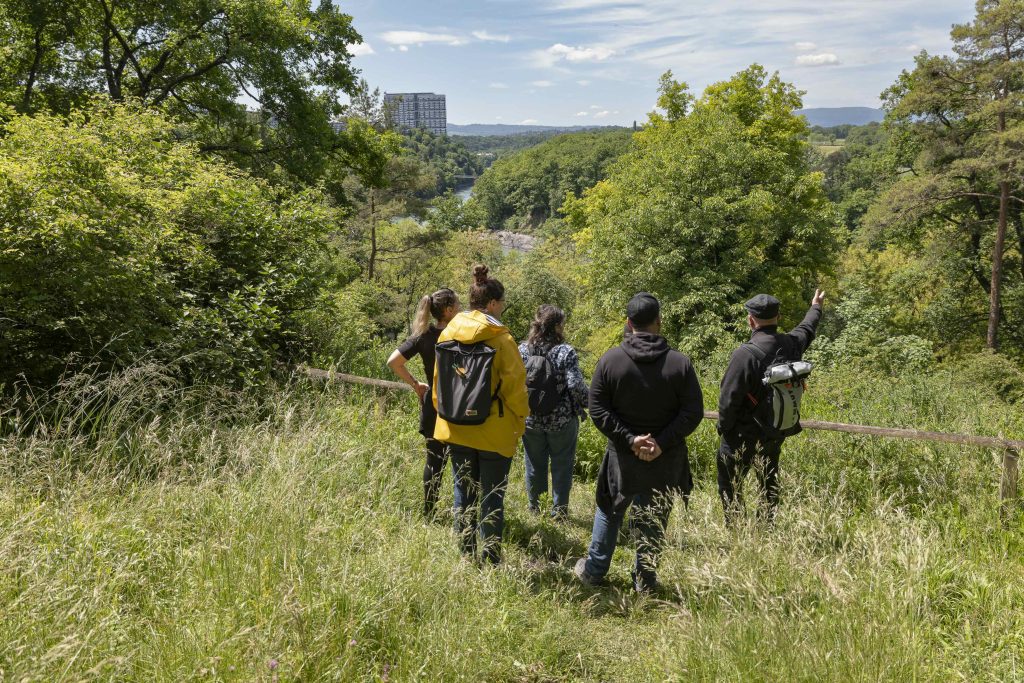 Groupe qui regarde le Rhône depuis le Bois de la Grille ©Yves Leresch