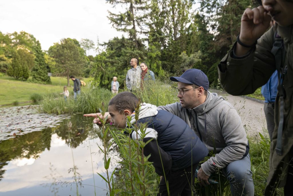 Participants de la Fête de la Nature qui regardent des batraciens ©Yves Leresch