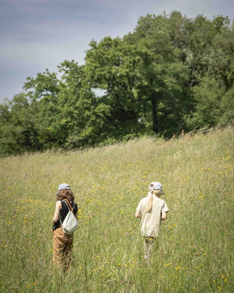 Enfant dans la prairie pendant la Fête de la Nature ©Yann André